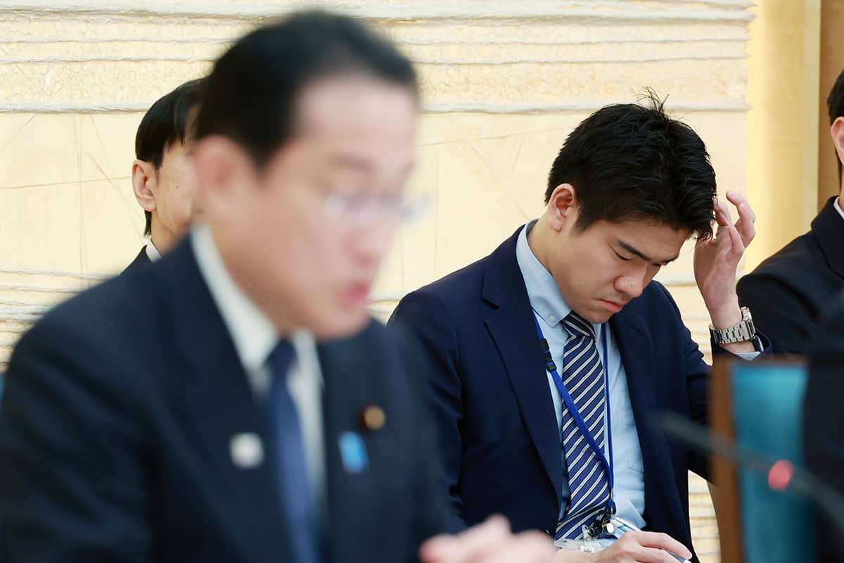 「公邸で忘年会」の岸田翔太郎秘書官、心が折れて自ら「もう辞める！」母も“悪ノリ撮影”かばい切れず