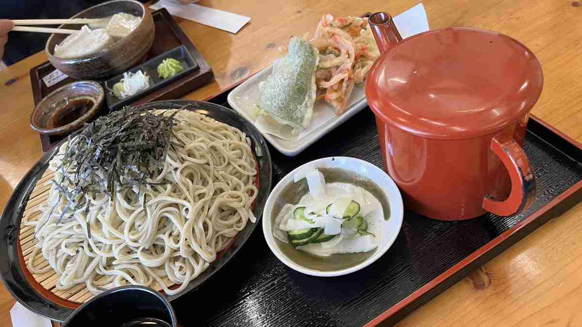 蕎麦を食べていたら隣のおじさんに「麺つゆで食べるの？俺は水、後はすこーし、すこーしの塩でいただくのよ」と言われ「無理しているのでは」と思った話