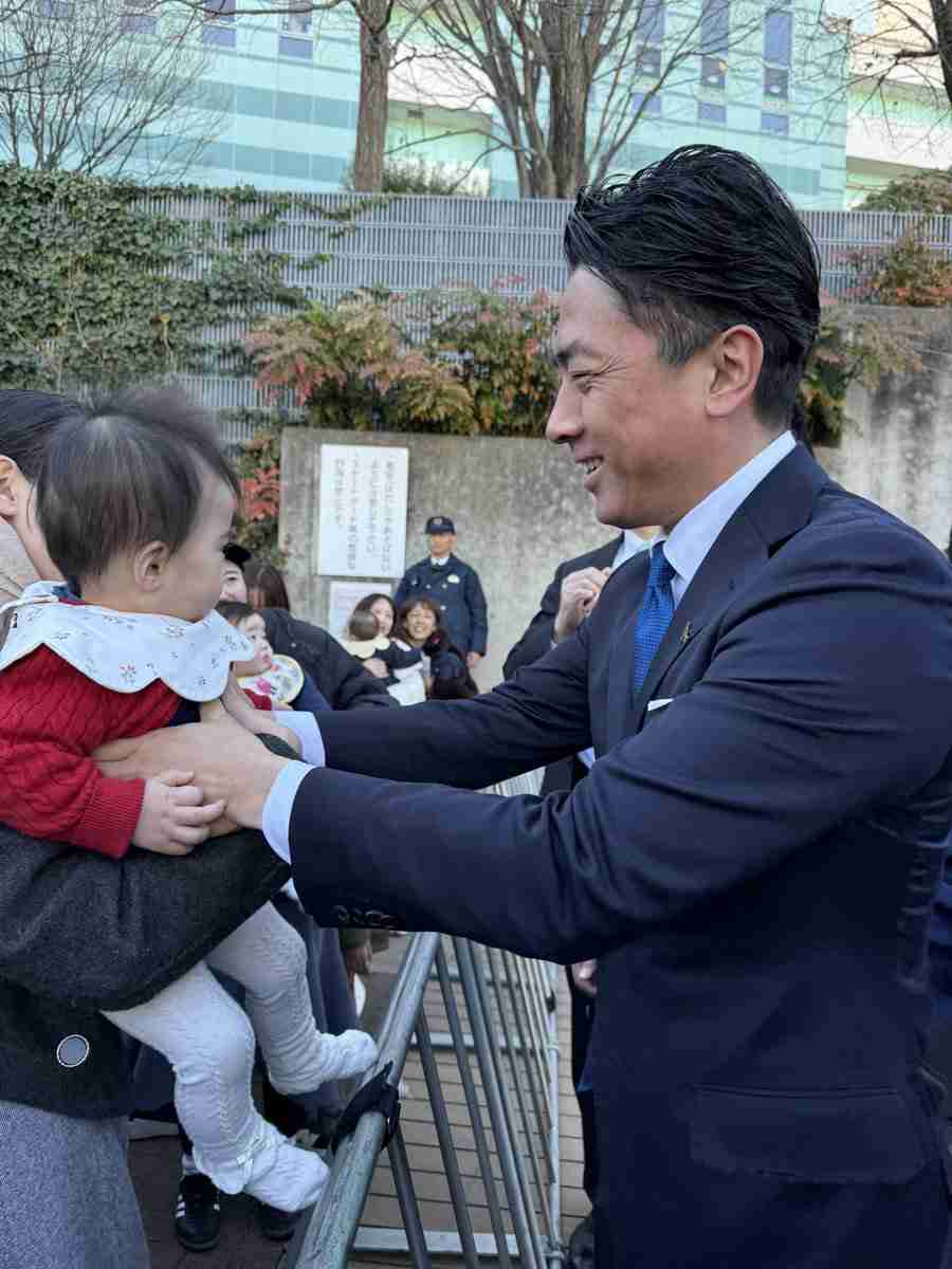 《衆院選各地でギャン泣き続出》小泉進次郎防衛大臣に「赤ちゃん抱っこ」を求める人たち「もはや赤ちゃん泣くと周りも喜んでる…。」「泣かないとガッカリされる（苦笑）」
