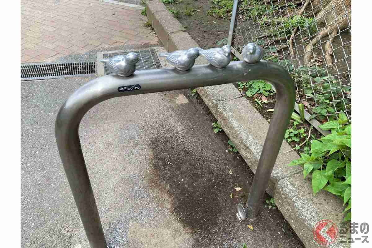 誰もが1度は見たことある？…「謎の小鳥」が4羽乗った“車止め”の名前は？ その知られざる誕生秘話とは