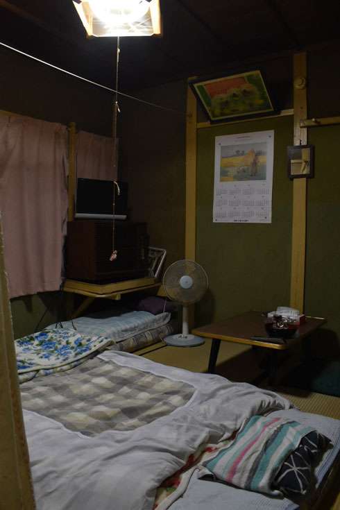 宿着いた → まるでばあちゃんちだ！　あまりにも昭和のご家庭な宿が話題に、長くした電灯のヒモやお茶菓子のホームパイが出迎え