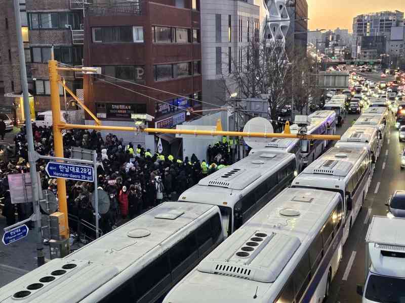 韓国・尹錫悦大統領を逮捕へ　検事ら数十人が大統領公邸に突入