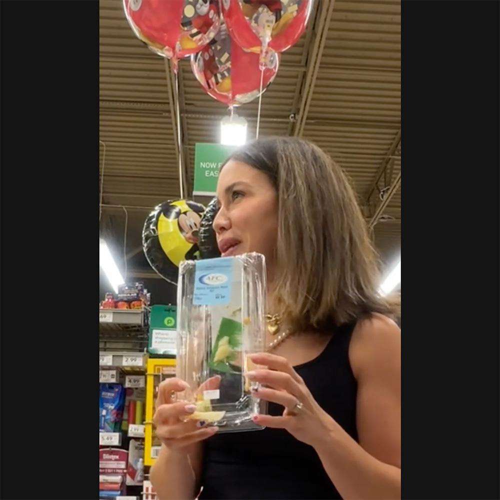 「こういうことをする人は嫌い」　スーパーの惣菜を会計前に食べたインフルエンサーが物議、あとでお金を払えばOK？