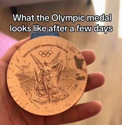 これで5人目の“被害届”?!「悲惨な状況」パリ五輪のメダル劣化を米国フェンシング銅メダリストが報告…銅メダルに問題が多い理由とは？