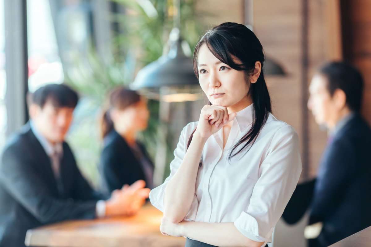 「35歳以上のおひとりさま女性」悩みの1位は「給料が低い」こと　男女の年収差は最大約164万円に