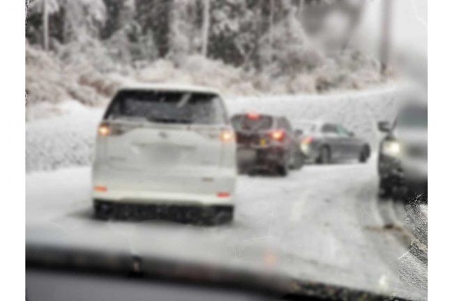 「やめてくれマジで」箱根の雪道にノーマルタイヤ→立ち往生し渋滞　都内ナンバーの無謀運転に批判殺到「免停で」
