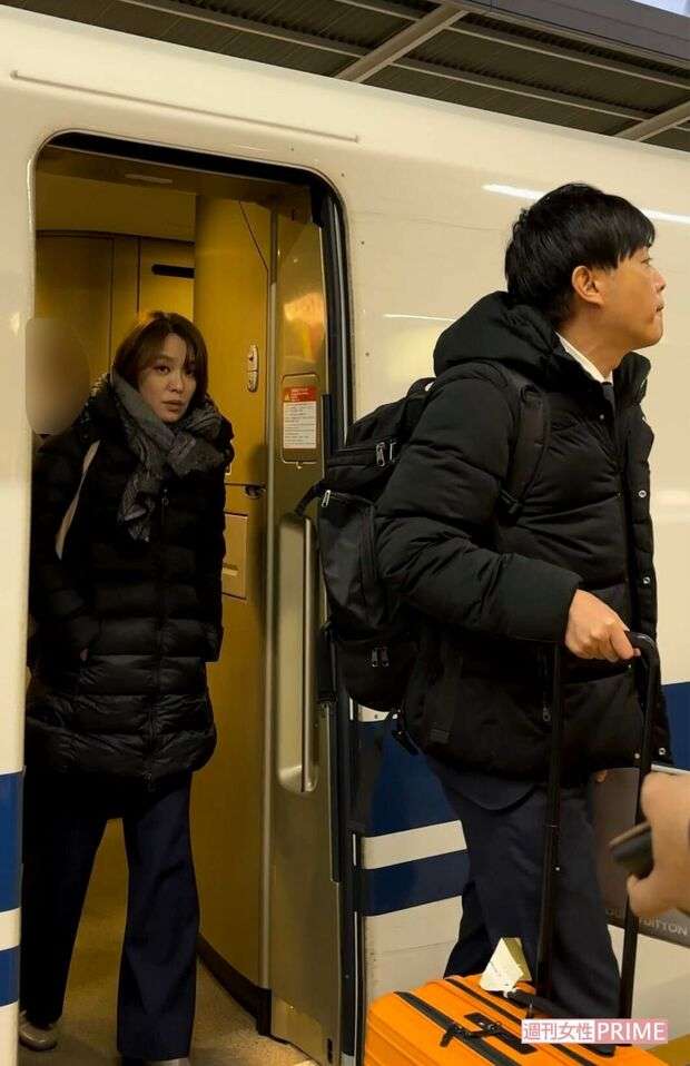 今井絵理子議員が“元”不倫男と再び新幹線ツーショット「PCケースはヴィトン」視察先で“ブランド爆買い”疑惑も