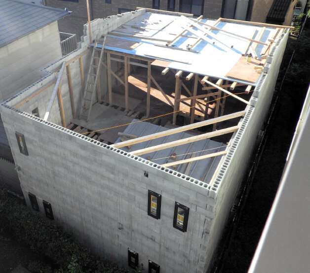 コンクリートブロック高く積んだ家？　建築基準法違反容疑で男を逮捕