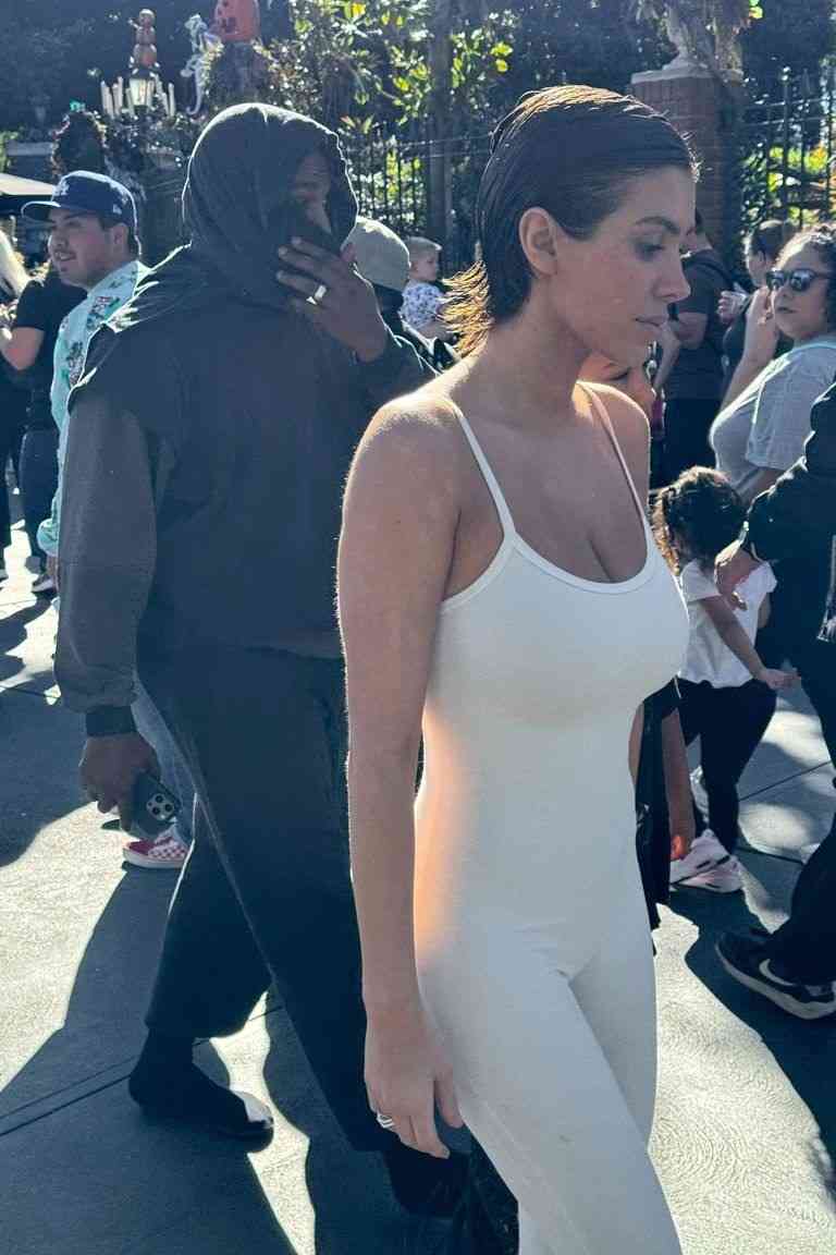 カニエ・ウェストの妻ビアンカ・センソリ、体を強調するレオタード姿でディズニーランドへ「子どもに悪影響」と批判殺到