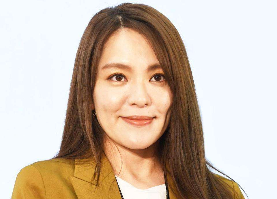 政務官就任で注目の今井絵理子参院議員　寝起き？愛犬抱っこで部屋着のプライベート姿公開　英語で「おはよう！」