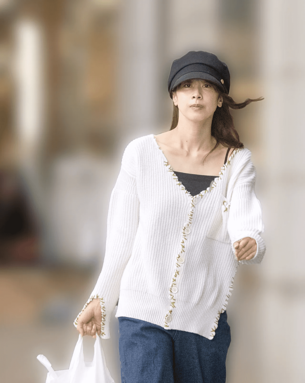 仕事をセーブして主婦業に専念…加藤綾子 激安スーパー社長夫人でも「買い物は高級スーパー」発見撮