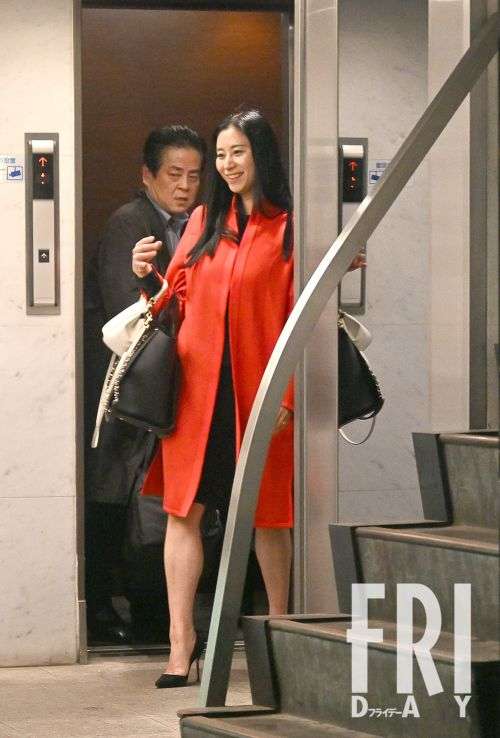 夫が起訴されても優雅な日々を…三浦瑠麗「銀座の高級和食店で大物落語家とディナー」撮