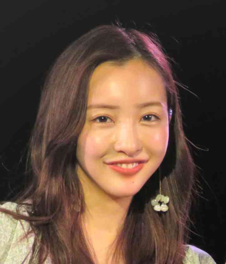 板野友美がビキニ姿を披露、妊娠前の体形へ戻すため奮闘に「凄い」「努力の賜物」