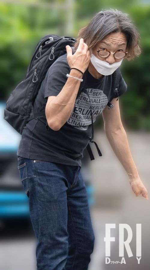 「地上波復帰」待望の声も…香川照之「茶髪でロン毛」衝撃の散歩姿を発見撮！