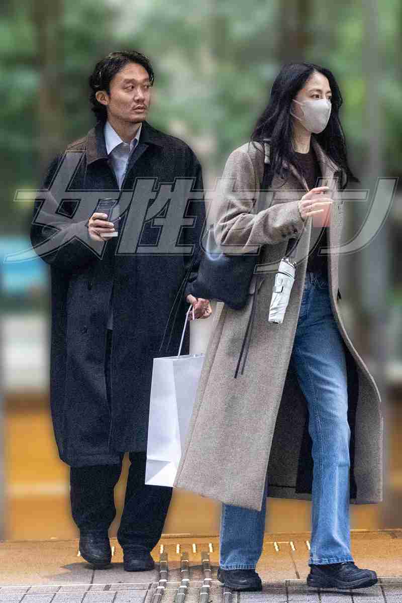 《独占・初夫婦2ショット》長澤まさみが夫と銀座デート「リンクコーデ」で左手薬指に指輪が光って