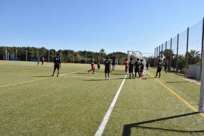 「飲酒を学校に報告したキャプテンを炎天下に1時間立たせて…」　サッカー名門校で「66人大量転校」背景に監督によるパワハラ疑惑が