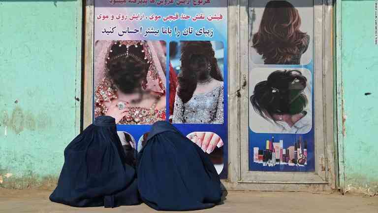 タリバンが美容院の閉鎖を命令　女性への締め付け強化