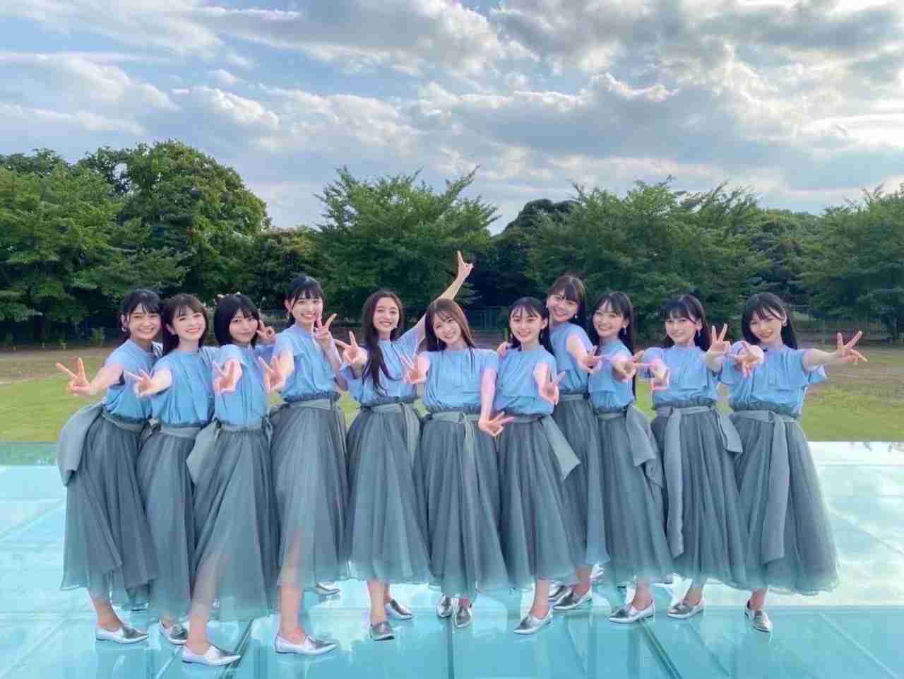 女性アイドルの衣装を貼るトピ