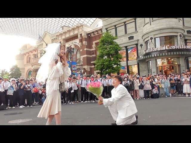 YouTuber、USJでサプライズプロポーズし批判殺到「迷惑すぎる」通路塞ぐ騒ぎが物議