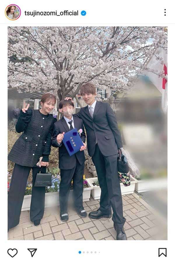 辻希美、長男＆長女の卒業式を報告　杉浦太陽も並んだ桜舞い散る家族ショット公開