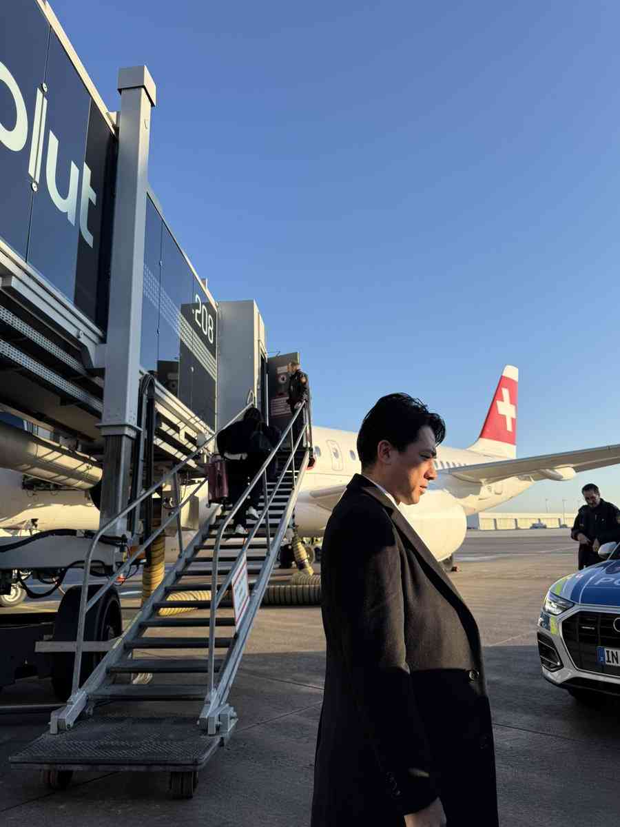 「色気ダダ漏れ」「日本人の誇り」小泉防衛相、海外オフショが絶賛の嵐　黒コート姿で「どこの俳優かと」