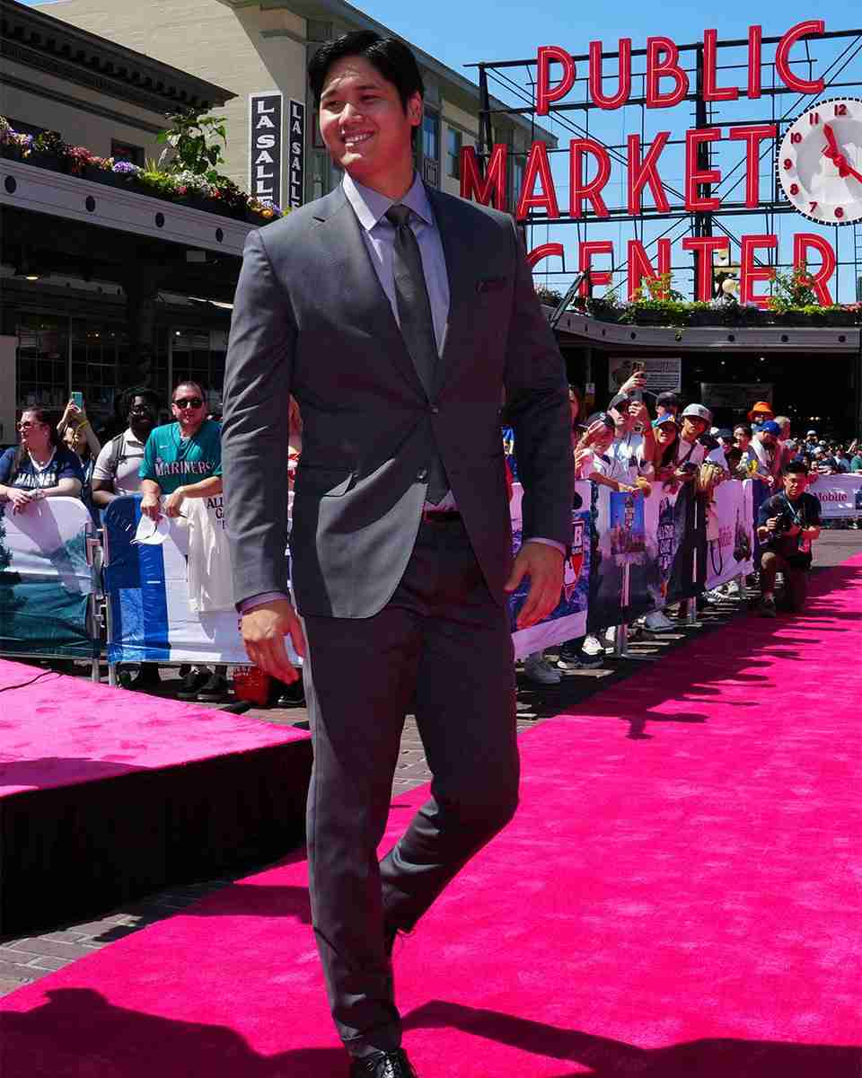 「笑顔の翔平VS真剣な翔平」　大谷翔平のスーツ姿にMLB公式が”究極の二択”を提示　ファン「選べないよ」