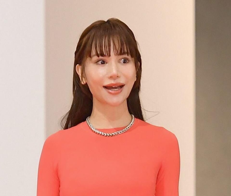 14歳から整形重ねた水沢アリー　体にぴたぴた赤ドレスでイメージ激変登場　視線集める