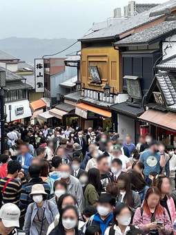 アフターコロナの京都はパニック状態…！観光客で地面が見えないほどの人混みに困惑する地元民たちの「本音」