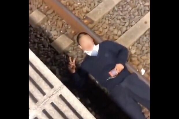 【新たな迷惑行為】線路上に寝転がってピース、悪ふざけするTikTok動画がSNSで拡散・炎上　アカウント削除も、怒りの鉄道ファンが「線路から特定」へ