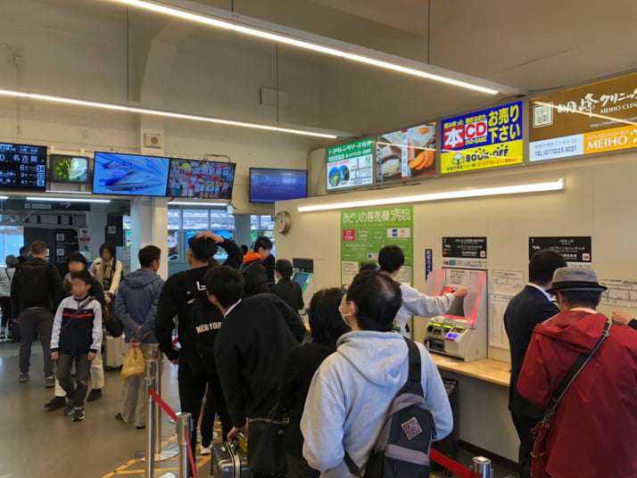 “北陸新幹線”延伸で話題の「敦賀駅」に不満が殺到…「中京・関西住民はかえって不便に」、「乗り換え“わずか8分”問題」も