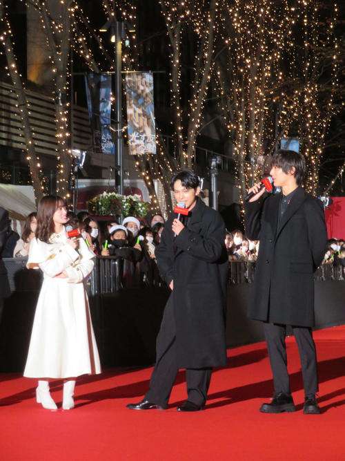 橋本環奈＆中川大志が熱愛報道後、公の場で初ツーショット　中川の言葉に橋本がツッコむ一幕も