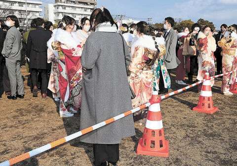 20歳の式典、振り袖は必須？　女性の出席を阻む要因にも