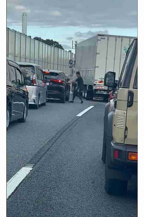 危険運転のちに首都高ふさぎSNS炎上　トラック従業員の会社が謝罪「極めて許しがたい行為。厳正に対処」