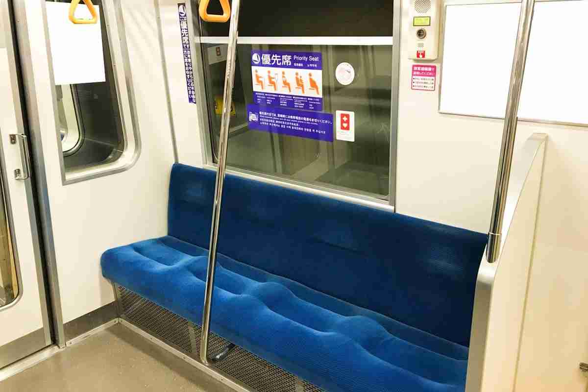 「トラブルになるのが面倒…」　電車やバスの「優先席」が空いていても座らない人たちの言い分