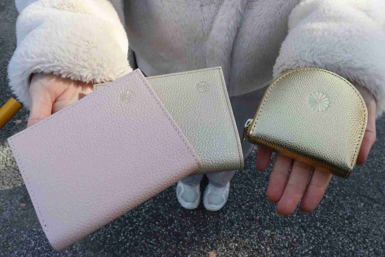 皇居開門前に100人超の行列　お目当ては知る人ぞ知る「皇居財布」　爆発的人気の魅力とは