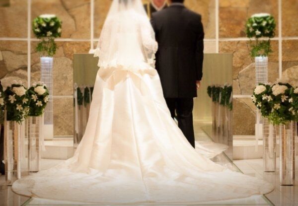 結婚式の外国人神父、実は日本語ペラペラ？　本番で突然カタコトになって衝撃を受けた男性