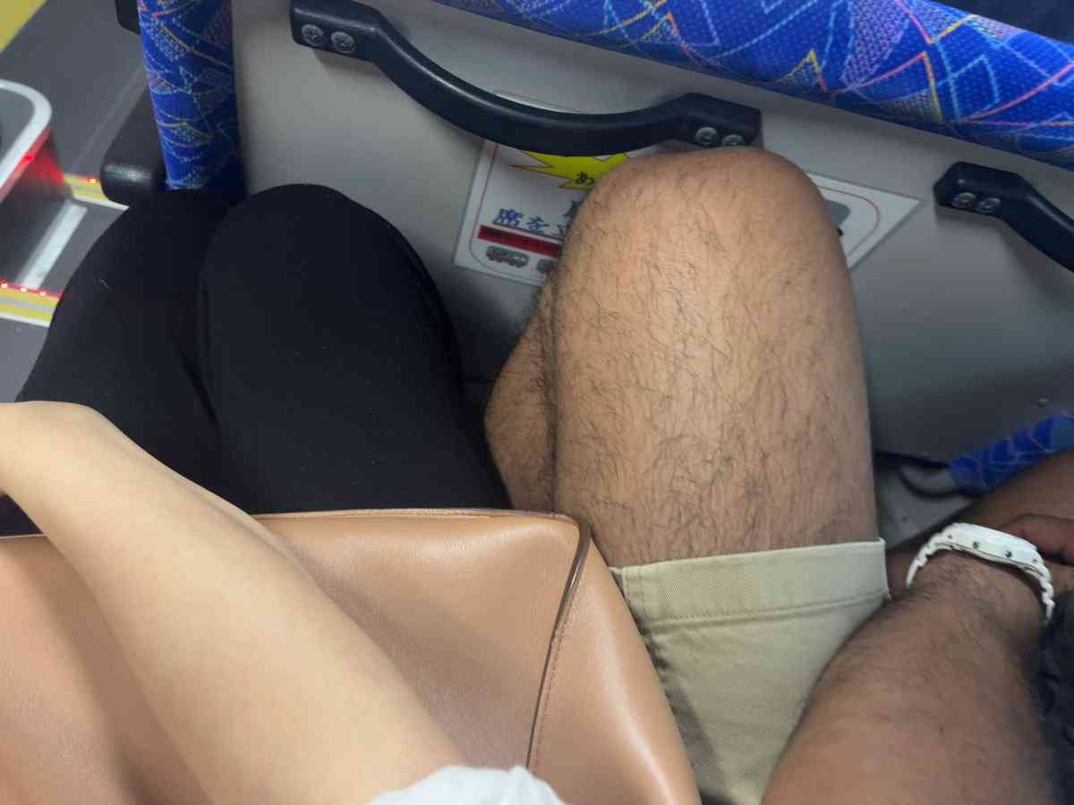 バスの座席で不快な体験「狭くてきつかった」　ネット同情「これは酷すぎる」「カップルの距離感」