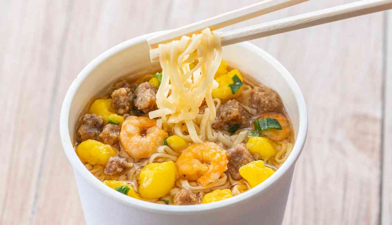 「これくらい良いでしょ」が大惨事に！カップ麺の汁はトイレに流してOK？掃除のプロに聞いてみた