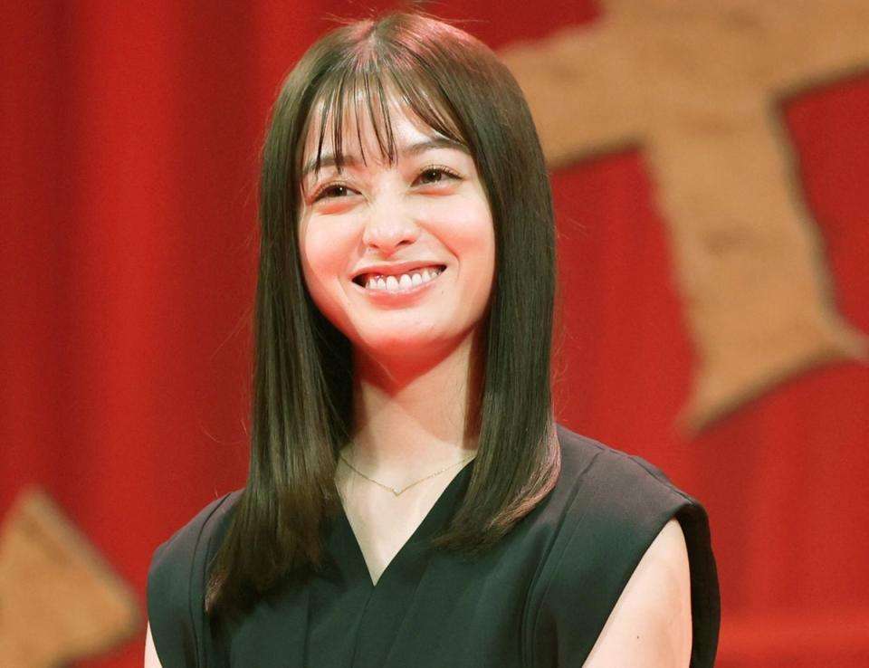 「大天使すぎる！」橋本環奈のオフショに騒然　斜め45度肩出しドレス「奇跡の一枚上書き」の声も