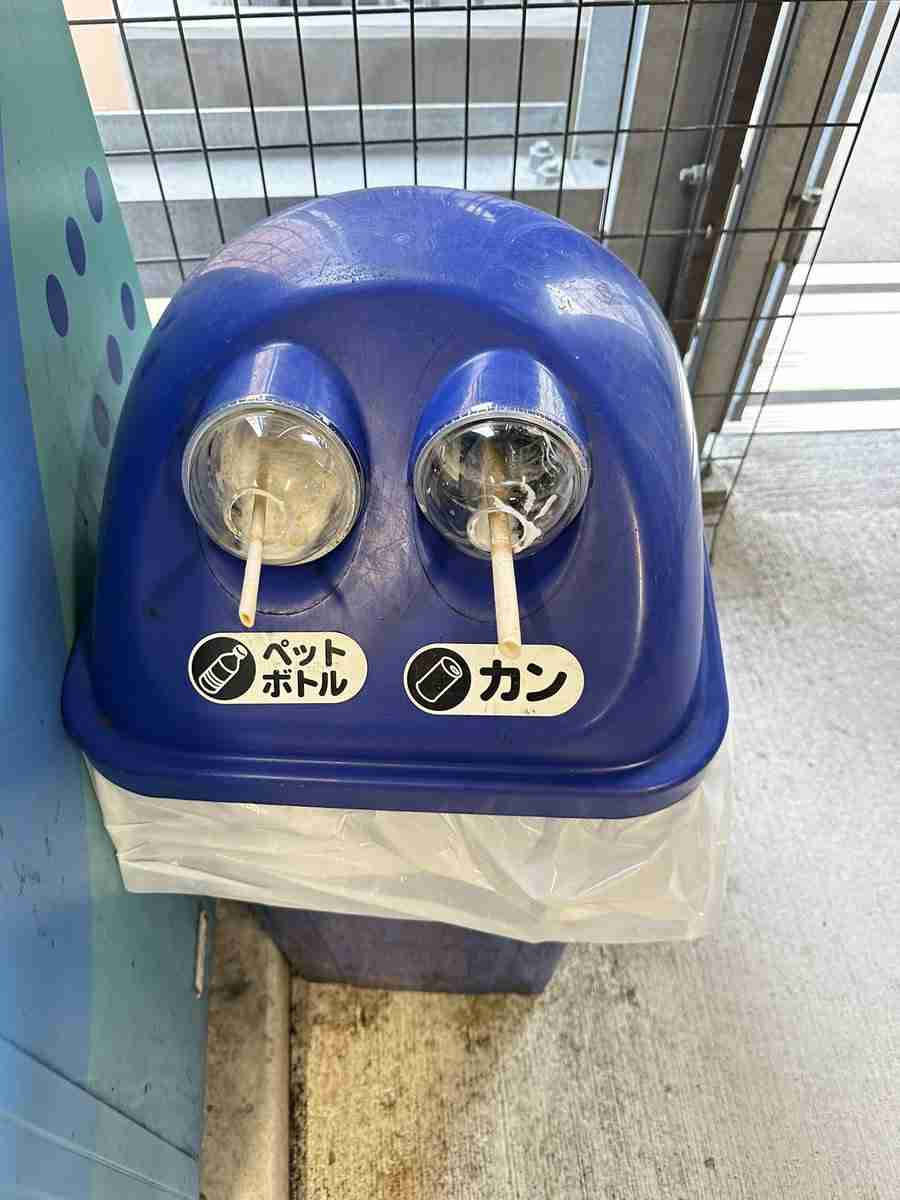 「この世界で滅んで欲しいのは写真のような事をする輩』自販機横のゴミ箱の姿に共感の声とともに改善案を考える皆さん