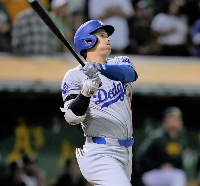 大谷翔平、MLB史上初「43本塁打－43盗塁」の快挙！2回に死球から盗塁決め“同日達成” 43号ソロでオズーナと6本差に