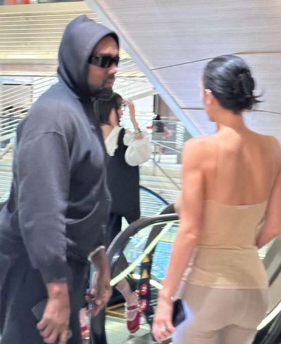 カニエ・ウェストの妻、東京でショッピングを楽しむも“露出ファッション”に呆れる声「早く逮捕して」