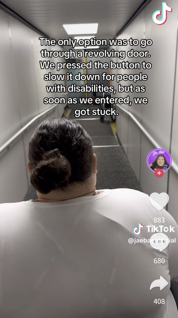 「太った乗客に特別対応を！」プラスサイズ・女性インフルエンサー、空港職員に「車椅子の介助」を要請して賛否両論