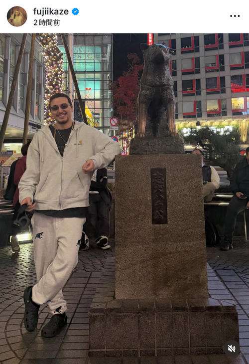 藤井風、渋谷駅前で忠犬ハチ公像とツーショットで満面笑み　インスタ投稿5分で1万2000いいね