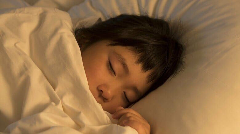 「子供は夜8時台に寝かせて」遅寝が不登校や発達障害のリスクに？睡眠不足が成長に与える影響を専門家に聞いた