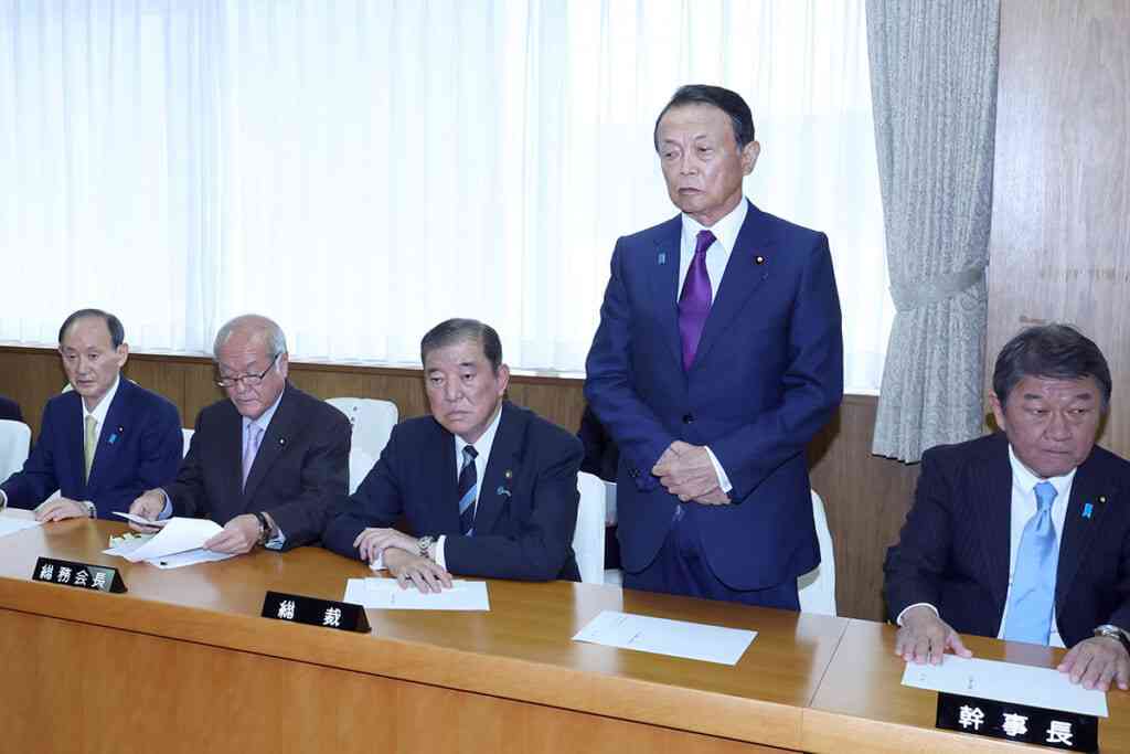 「露骨すぎ」「子供みたい」麻生太郎　新執行部の記念撮影を“拒否”、天敵・石破新総裁への続く「塩対応」に呆れ声