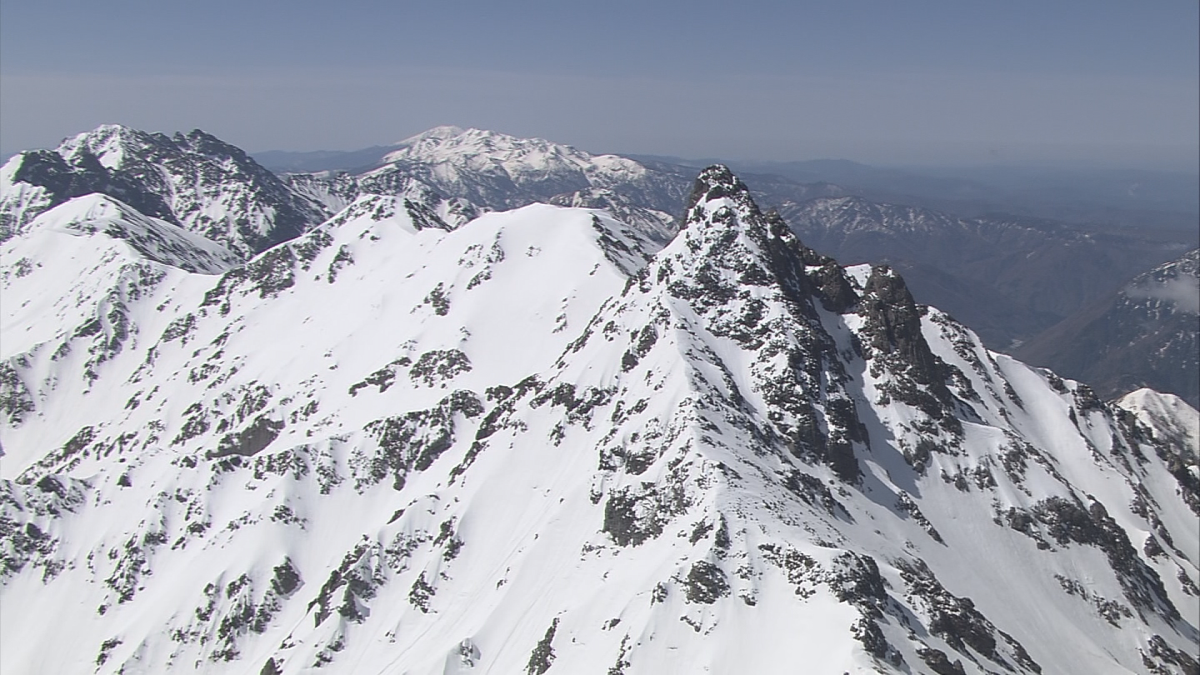 長野県白馬村の山中で雪崩に巻き込まれ…外国籍の男性1人と連絡取れず　3人パーティー　バックカントリーでスノーボードで滑走中　警察などが26日朝から捜索予定
