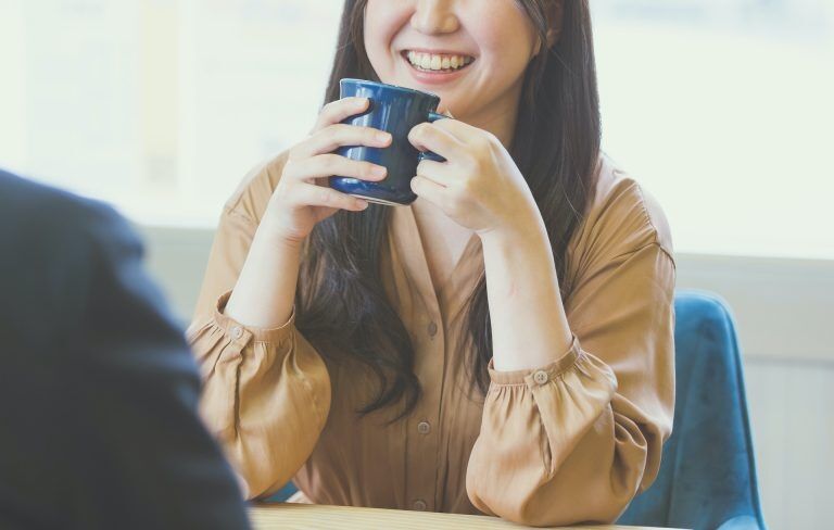 40代でもモテまくる女性の特徴、男性を夢中にする“女性らしさ”とは