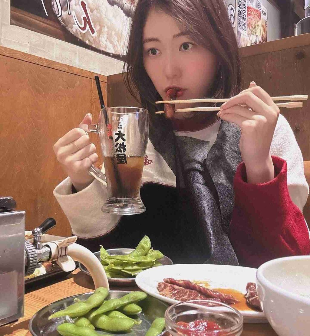 11歳で衝撃デビュー…27歳元アイドル、ジョッキ片手の〝一人焼肉〟写真に大反響「色気が溢れて…」「マイトングは凄い」