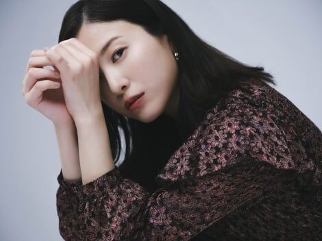 大河『光る君へ』“左利き”吉高由里子、筆のシーンに苦労 紫式部役「丁寧に右手で書く練習をして…」